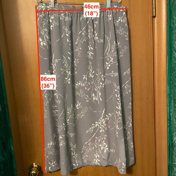 Light Blue 2 piece blazer and skirt with leaf vine design, crinkled material - Picture 10 of 10